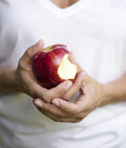 Alimentation intuitive : manger selon ses signaux intérieurs pour en finir avec les régimes