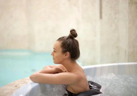 Balnéothérapie : les bienfaits de l'eau chaude sur le stress et la récupération