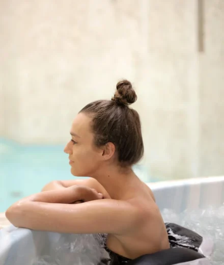 Balnéothérapie : les bienfaits de l'eau chaude sur le stress et la récupération