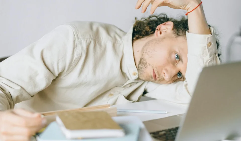Burn-out professionnel : signes précoces, phases et chemin de récupération