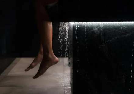 Douche froide : bienfaits réels, mythes et protocole pour commencer