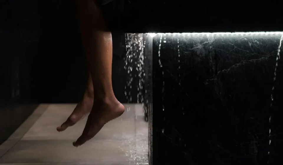 Douche froide : bienfaits réels, mythes et protocole pour commencer