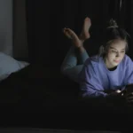 FOMO et comparaison sociale : l’anxiété des réseaux décortiquée FOMO et comparaison sociale : l'anxiété des réseaux décortiquée