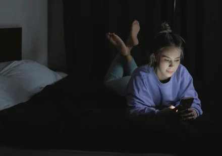 FOMO et comparaison sociale : l’anxiété des réseaux décortiquée FOMO et comparaison sociale : l'anxiété des réseaux décortiquée