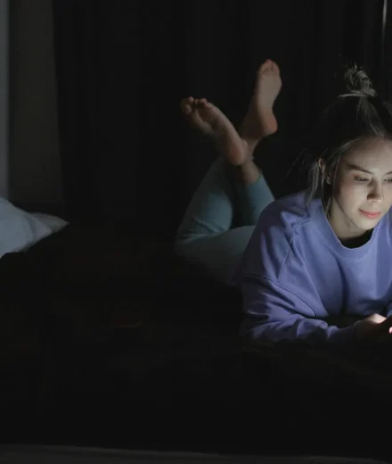 FOMO et comparaison sociale : l’anxiété des réseaux décortiquée FOMO et comparaison sociale : l'anxiété des réseaux décortiquée