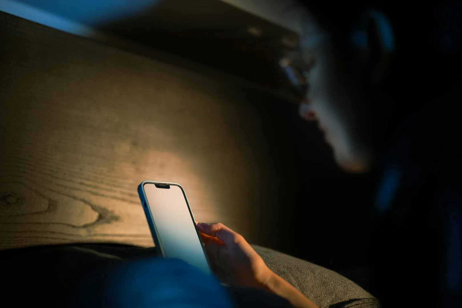 FOMO et comparaison sociale : l'anxiété des réseaux décortiquée