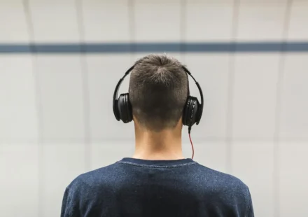 Fréquences binaurales : effet réel ou placebo ? Ce que la science dit