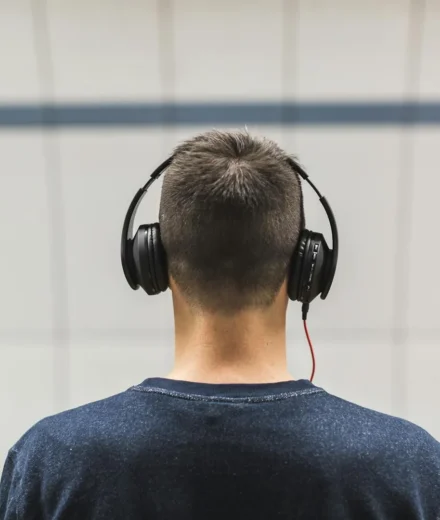 Fréquences binaurales : effet réel ou placebo ? Ce que la science dit