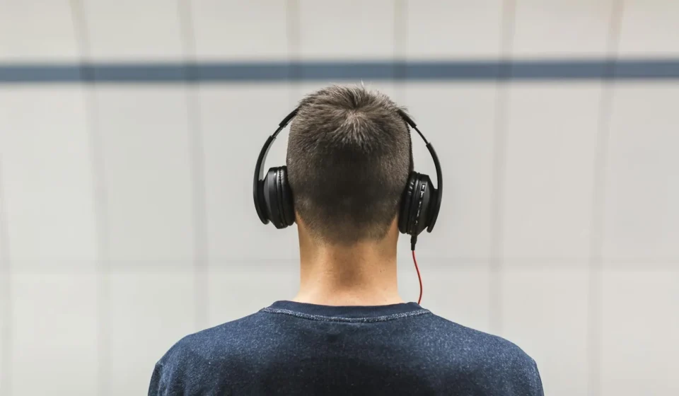 Fréquences binaurales : effet réel ou placebo ? Ce que la science dit