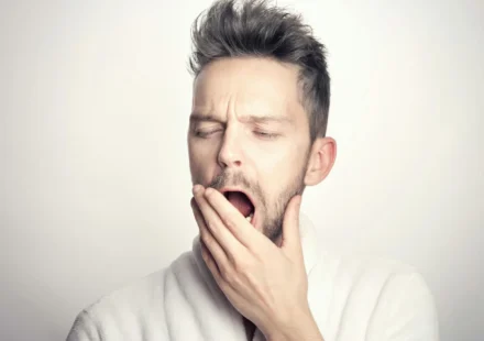 Hypersomnie et fatigue diurne excessive : causes, diagnostic et solutions