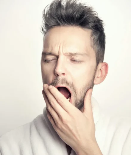 Hypersomnie et fatigue diurne excessive : causes, diagnostic et solutions