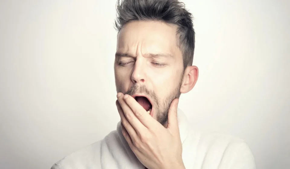 Hypersomnie et fatigue diurne excessive : causes, diagnostic et solutions