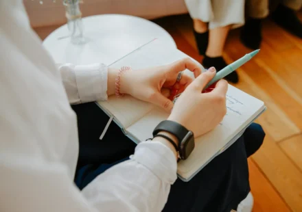 Journaling thérapeutique : l’écriture qui soigne l’anxiété et le stress Journaling thérapeutique : l'écriture qui soigne l'anxiété et le stress