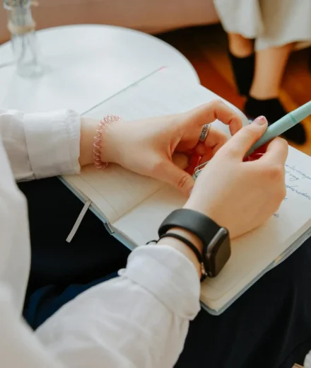 Journaling thérapeutique : l’écriture qui soigne l’anxiété et le stress Journaling thérapeutique : l'écriture qui soigne l'anxiété et le stress
