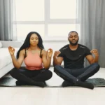 Méditer en couple : pratique à deux et bénéfices relationnels