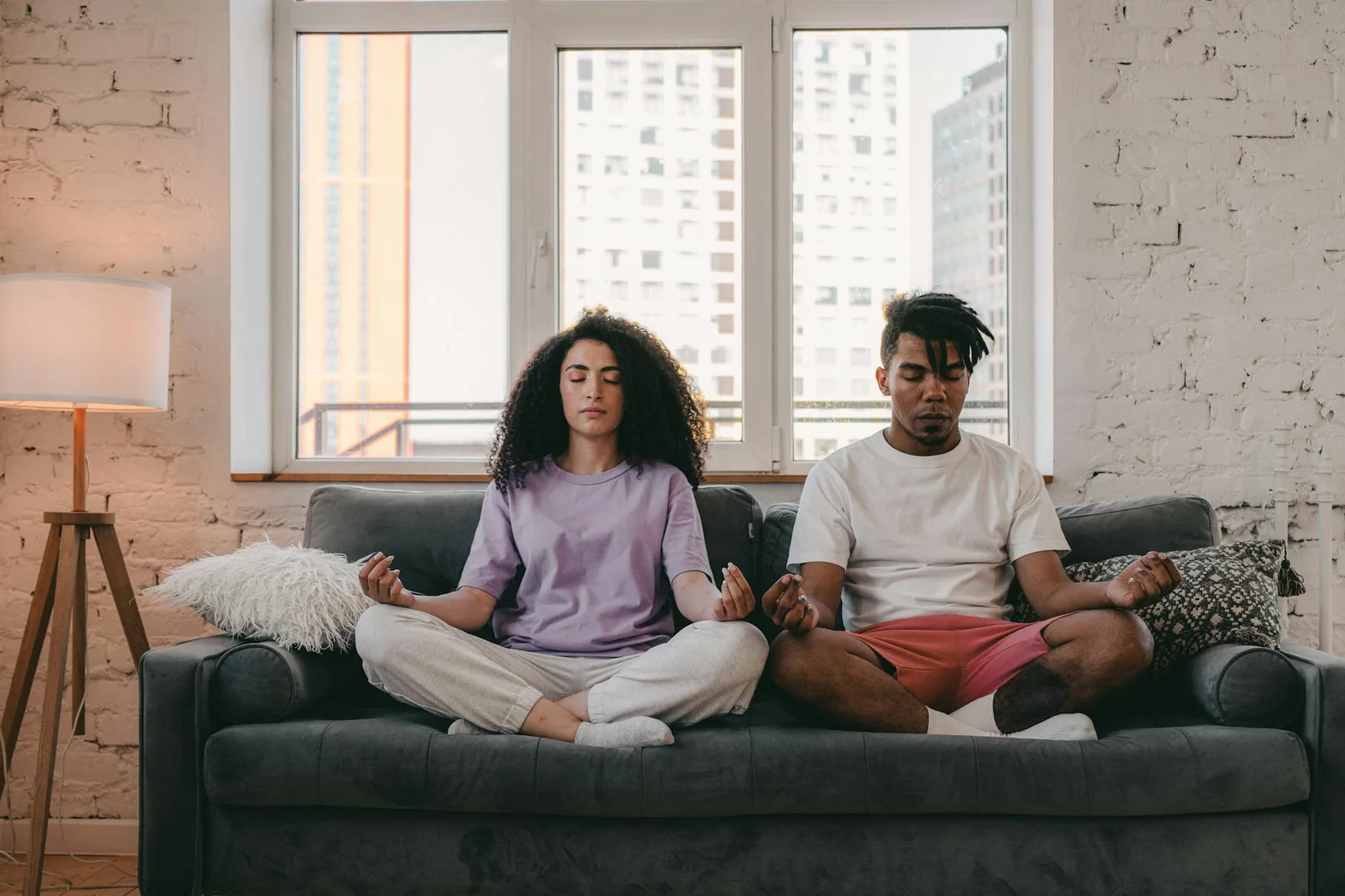 Méditer en couple : pratique à deux et bénéfices relationnels