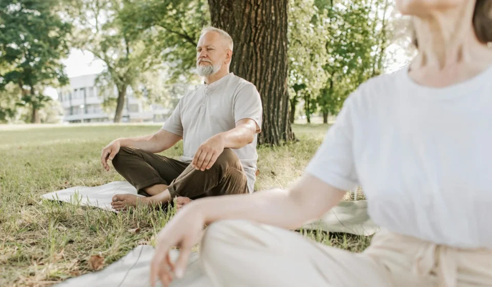 Méditation et vieillissement : ce que la science dit sur le cerveau qui médite