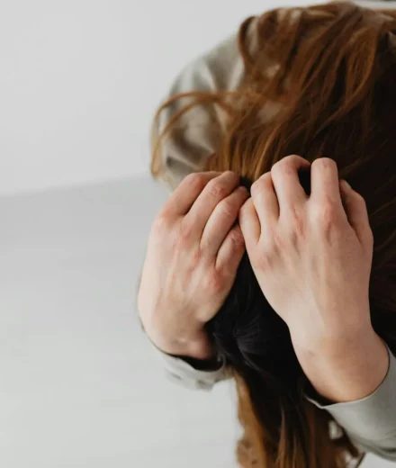 Pensées intrusives : pourquoi vous ne pouvez pas "arrêter de penser" et comment gérer