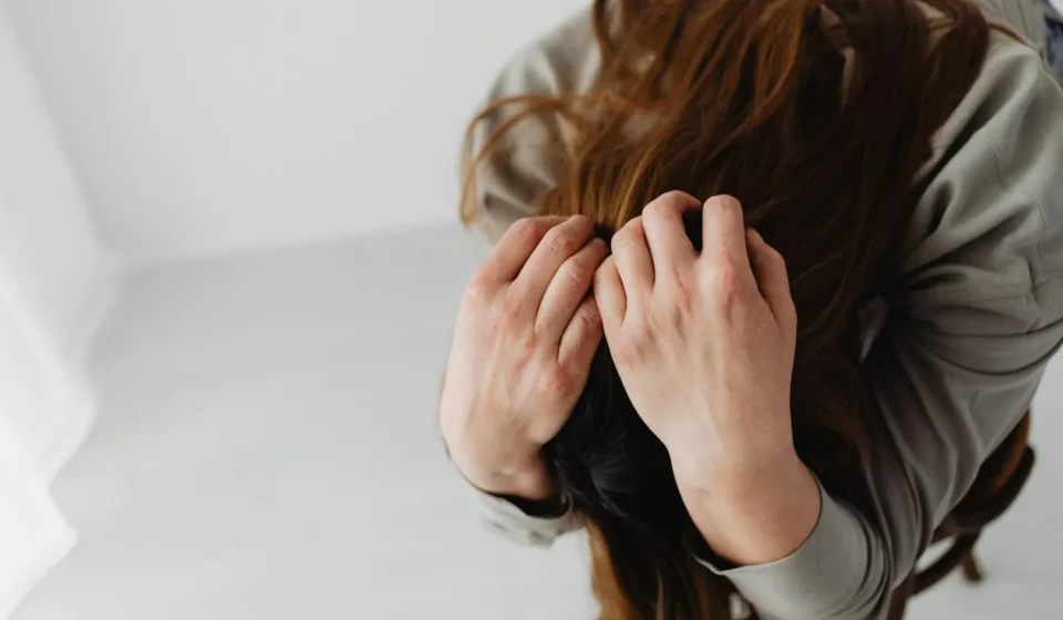 Pensées intrusives : pourquoi vous ne pouvez pas "arrêter de penser" et comment gérer
