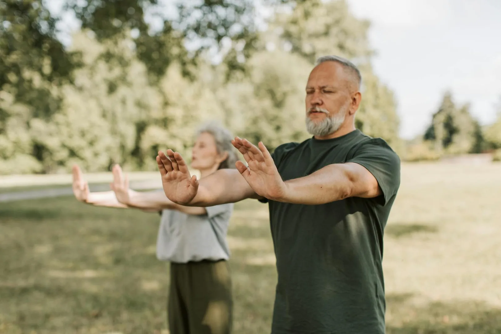 Qi Gong pour débutant : la pratique millénaire qui réduit le stress par le mouvement lent