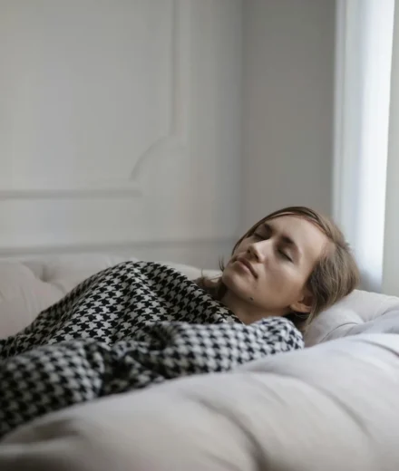 Sieste et power nap : la science du sommeil court qui restaure le cerveau