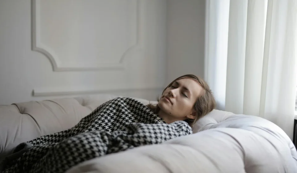 Sieste et power nap : la science du sommeil court qui restaure le cerveau