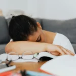 Probiotiques et cerveau : l’axe intestin-microbiome-santé mentale en 2026 Sommeil et mémoire : comment le cerveau consolide les apprentissages la nuit