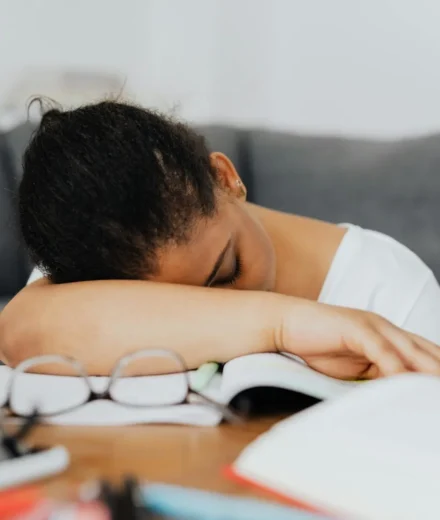 Sommeil et mémoire : comment le cerveau consolide les apprentissages la nuit