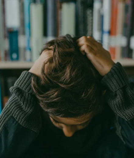 Sophrologie pour enfants et ados : gérer le stress scolaire et l’anxiété Sophrologie pour enfants et ados : gérer le stress scolaire et l'anxiété