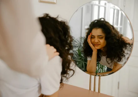 Syndrome de l’imposteur : comprendre et dépasser la peur d’être démasqué Syndrome de l'imposteur : comprendre et dépasser la peur d'être démasqué