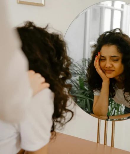 Syndrome de l’imposteur : comprendre et dépasser la peur d’être démasqué Syndrome de l'imposteur : comprendre et dépasser la peur d'être démasqué