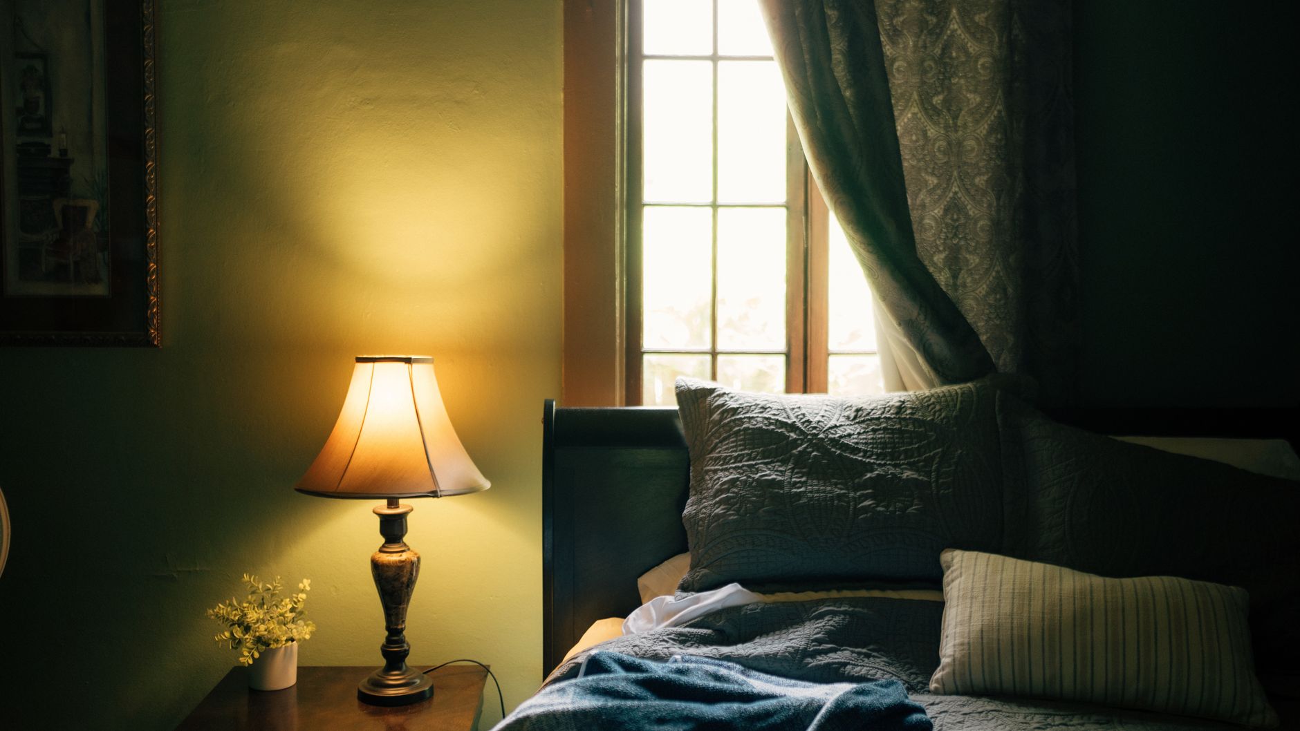 Chambre faiblement éclairée propice à une routine de détente