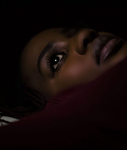 Paralysie du sommeil : causes, sensations et solutions Personne allongee dans une chambre sombre la nuit