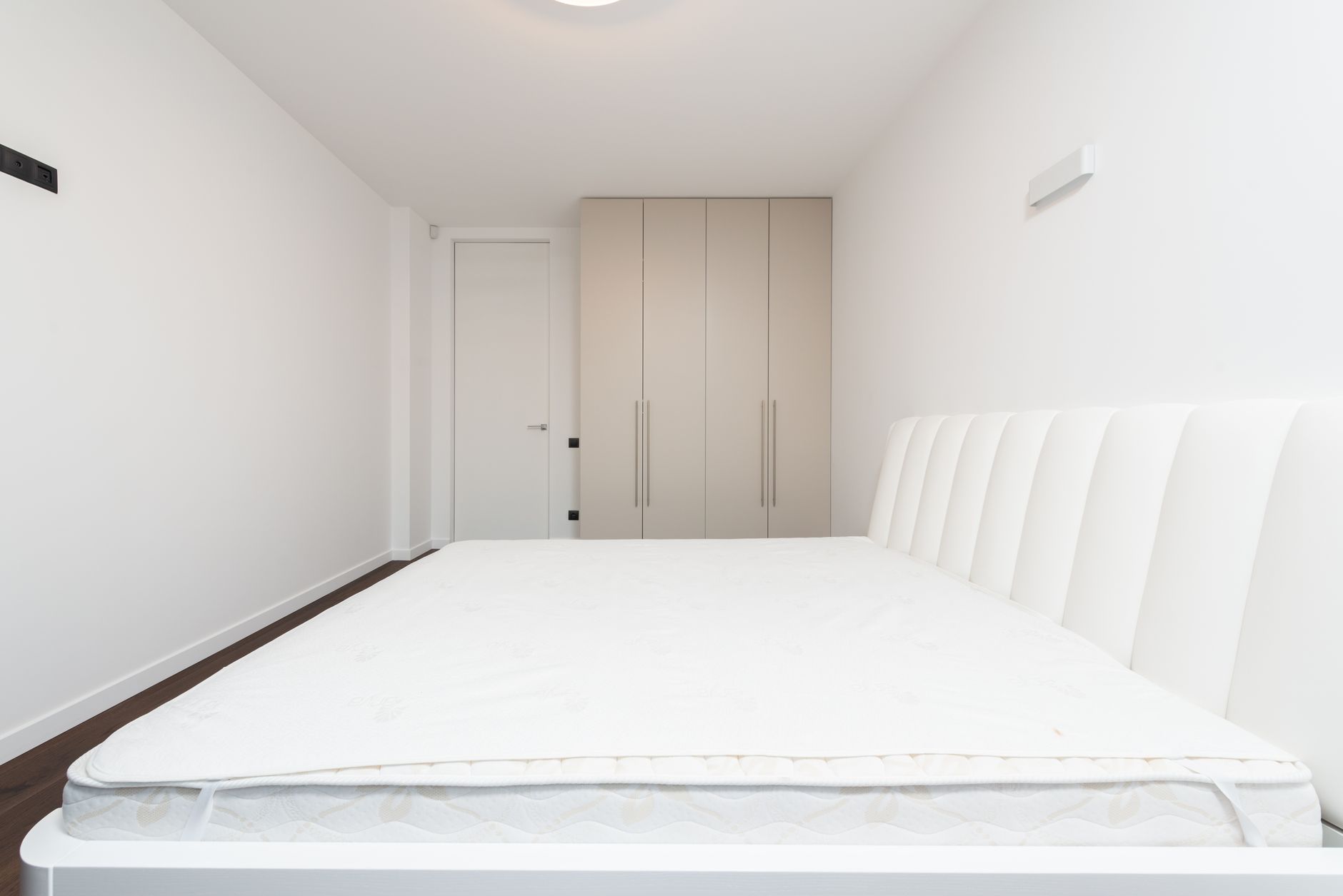 Chambre minimaliste à l'ambiance fraîche et aérée