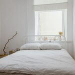Quelle température idéale pour bien dormir ? Chambre blanche et epuree propice a un sommeil frais
