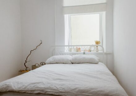 Quelle température idéale pour bien dormir ? Chambre blanche et epuree propice a un sommeil frais
