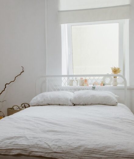 Chambre blanche et epuree propice a un sommeil frais