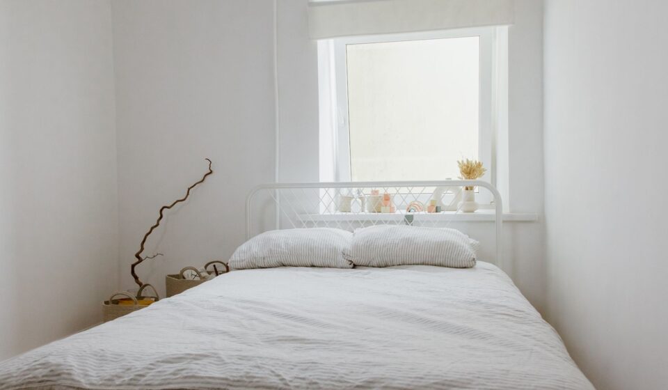 Chambre blanche et epuree propice a un sommeil frais