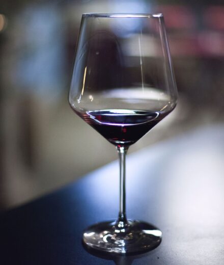 Verre de vin rouge sur une table en soiree