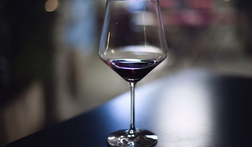Verre de vin rouge sur une table en soiree