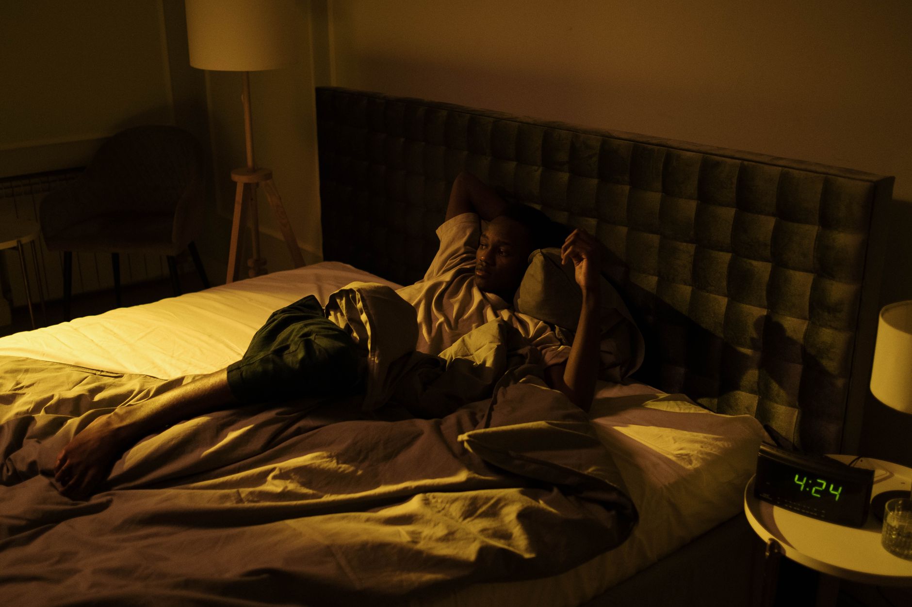 Homme éveillé et agité dans son lit en pleine nuit