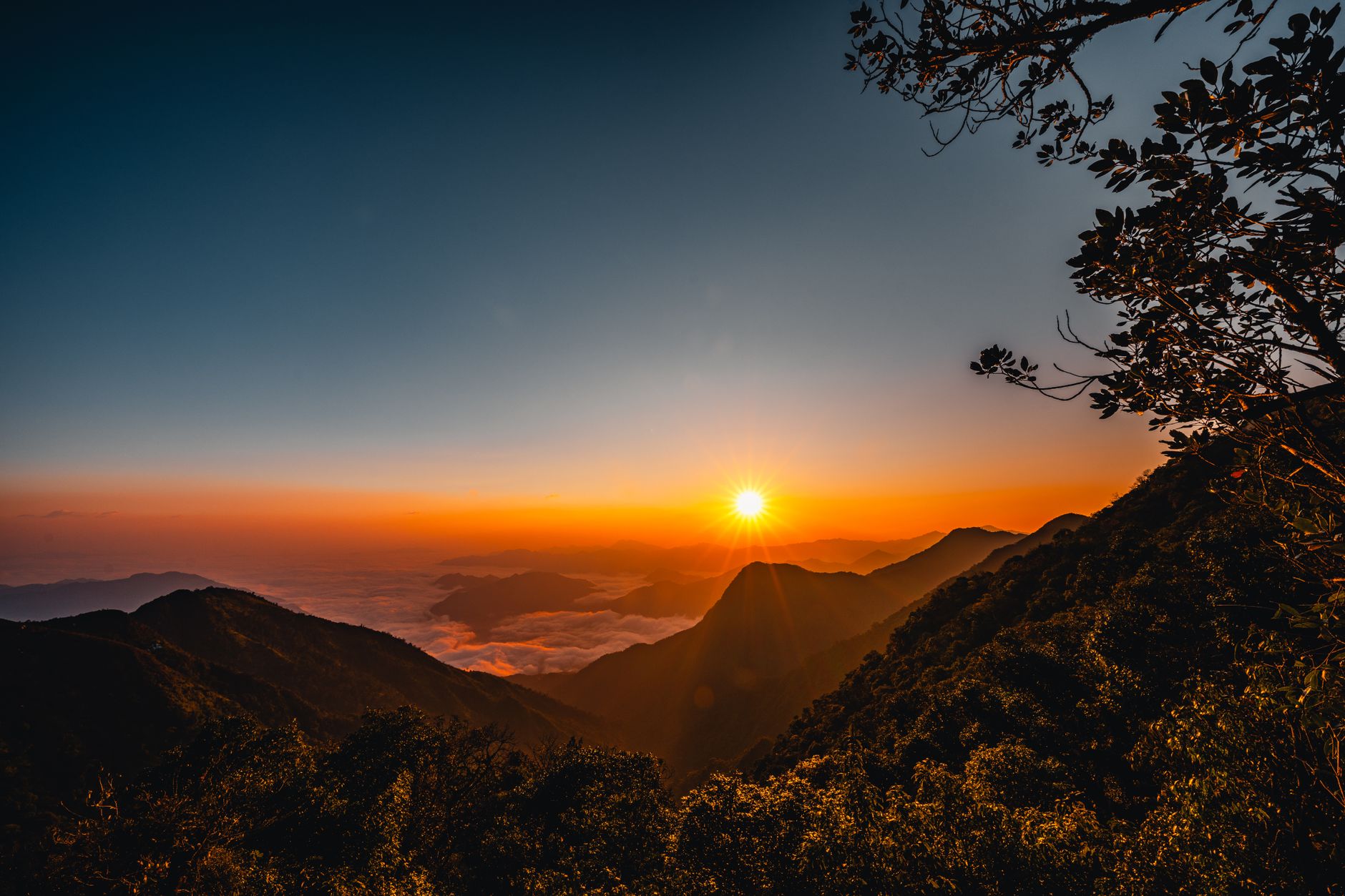 Lever de soleil sur un paysage, lumière progressive de l'aube