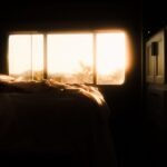 Chambre baignee dans la lumiere chaude du lever du soleil
