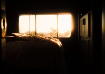 Réveil simulateur d’aube : la lumière aide-t-elle ? Chambre baignee dans la lumiere chaude du lever du soleil
