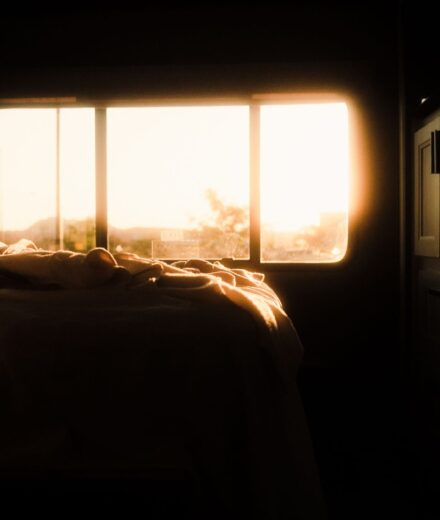 Chambre baignee dans la lumiere chaude du lever du soleil