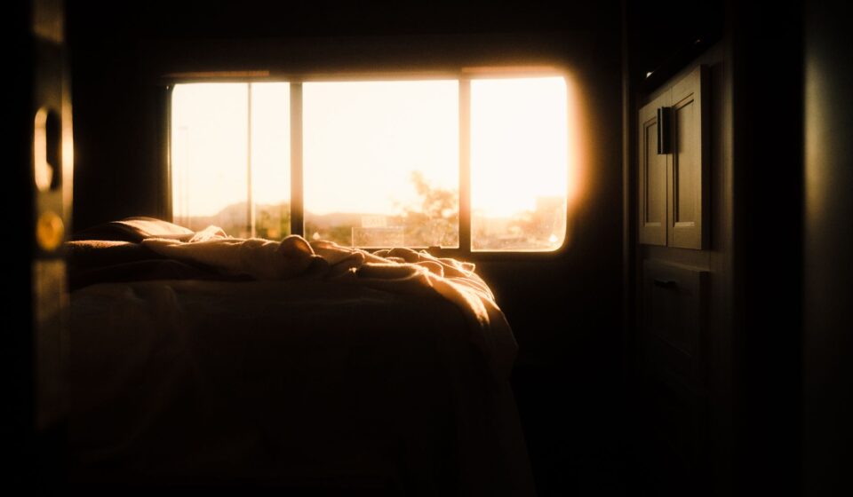 Chambre baignee dans la lumiere chaude du lever du soleil