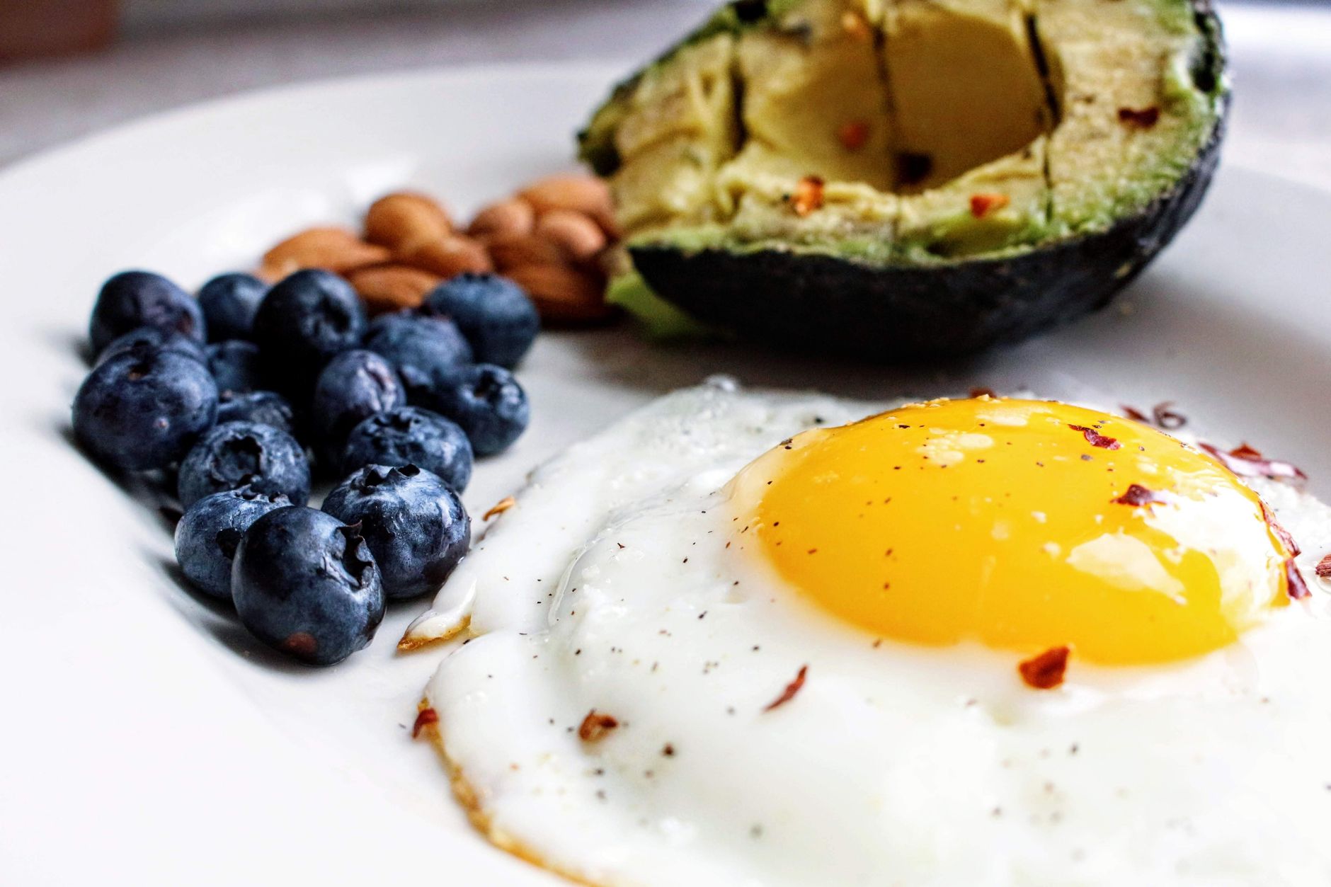 Petit-déjeuner protéiné avec œuf et avocat
