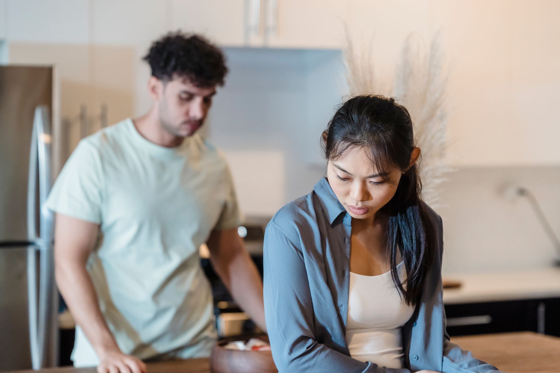 Couple en conversation sérieuse à la table de la cuisine