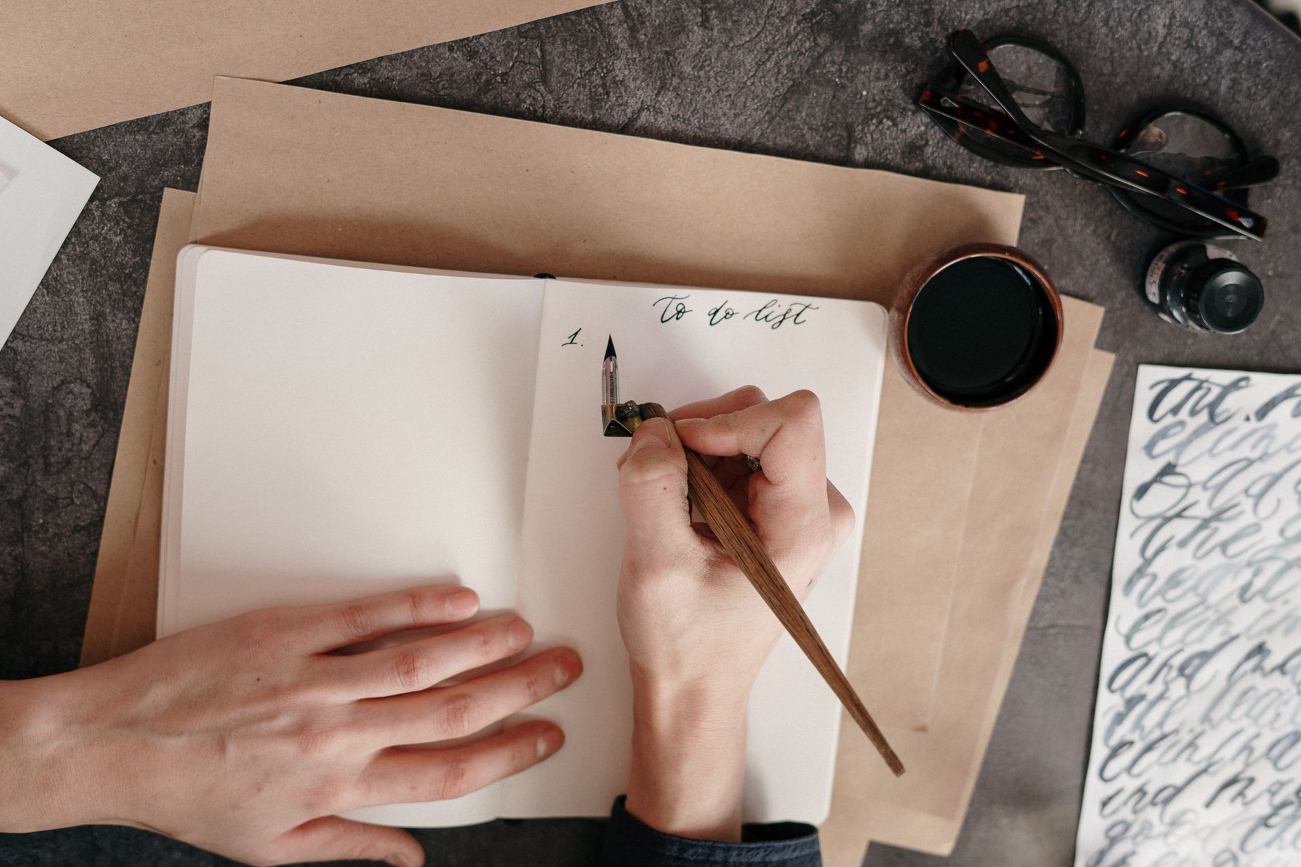 Liste de tâches manuscrite avec un stylo
