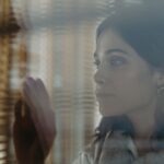Femme pensive et preoccupee pres d une fenetre